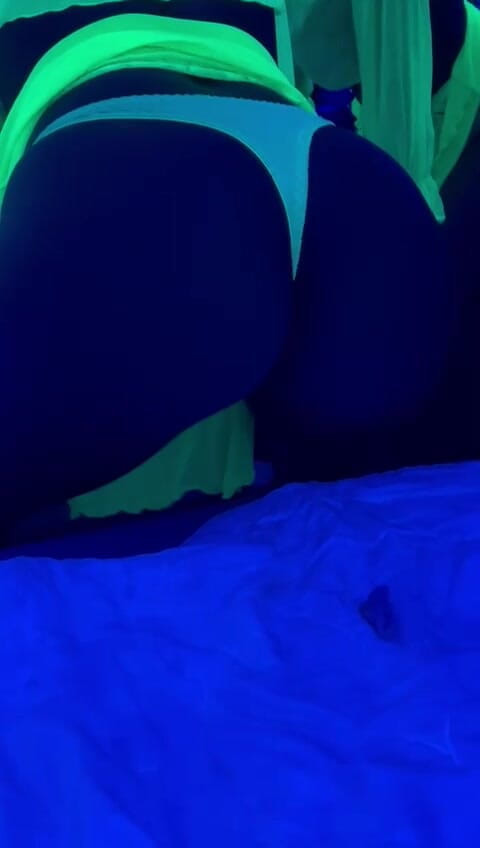 Caramela Sluty Wife: Neon kıyafetli iç çamaşırlı twerk mükemmel vücut götlü götlü kız