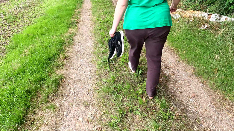 Bouncy Tits Action: Des seins avec du sperme dessus fessent dans les bois