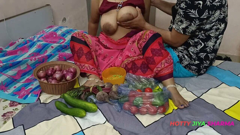 Hotty Jiya Sharmaa: XXX bhojpuri bhabhi，一边卖蔬菜，一边炫耀她的大乳头，被客户舔舐！
