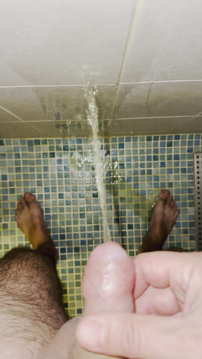 White Ukrainian Dick: Orinar con orina caliente en la ducha es agradable!