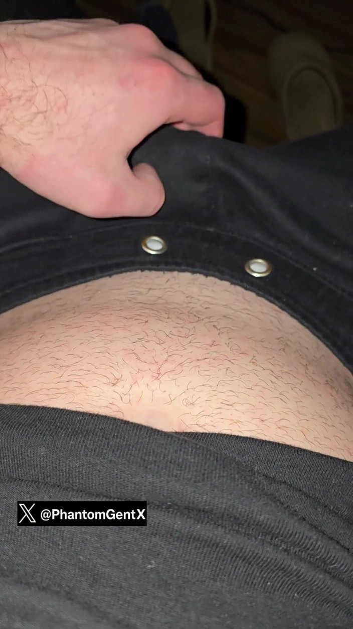 PhantomGentX: Vit hårig kille avslöjar vacker kuk med långsam strip