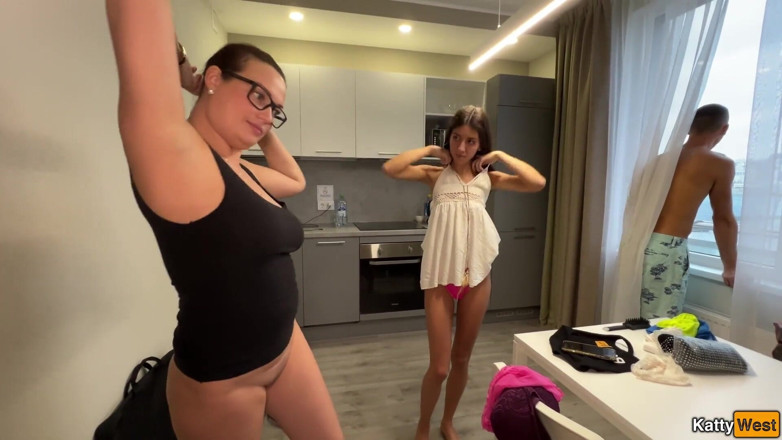 Katty West: Calda mamma lecca e si lava la figa figliastra tra...