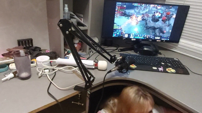 Furiyssh: Un mec se fait distraire de l'ordinateur - Furiyssh