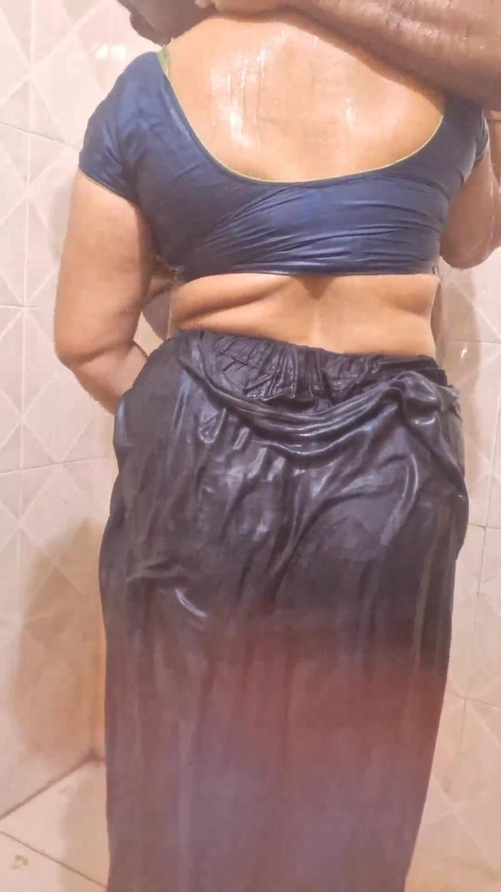 Sexy sindu: Ciocia kąpiel w Sari z mężem