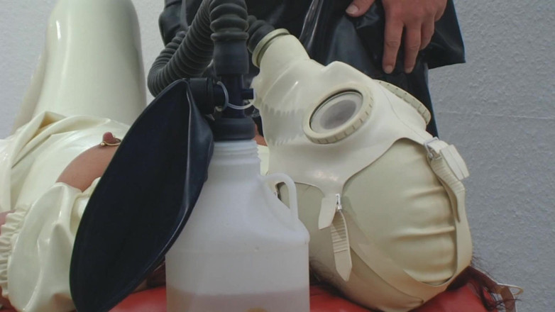 Rubber & Clinic Studio - 1ATOYS: Nat heet pissen