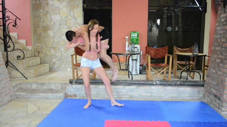 European Lift and Carry Club: 젖탱이를 빨아주는 거유 밀프