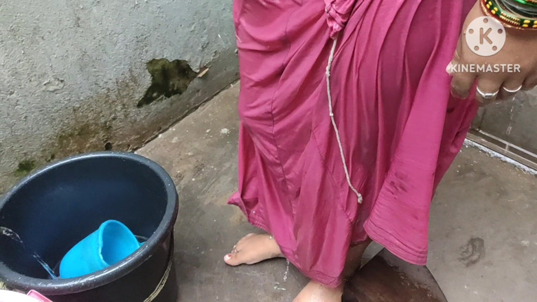 Anita yadav: Une femme au foyer indienne se baigne dehors avec sexe