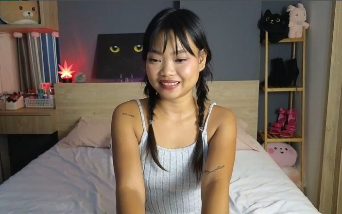 Cupcake: Une cam girl taquine la chatte en solo avec un...