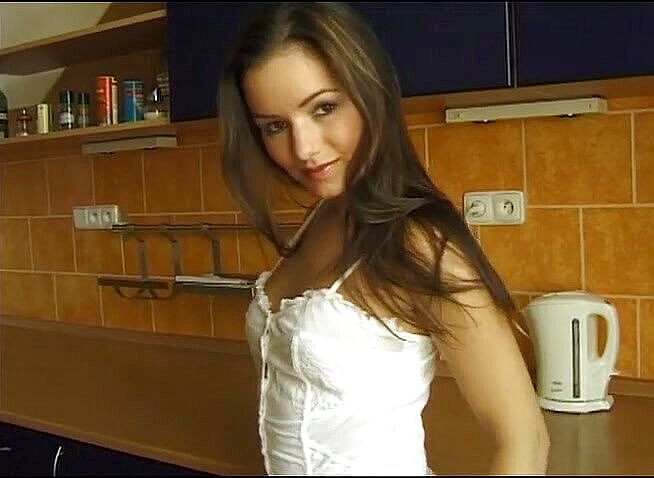 Flash Model Amateurs: Приголомшлива тінка з гарячим тілом демонструє свою кицьку