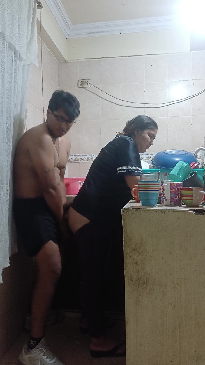 Eatrella j: Saya mengongkek adik tiri saya di dapur, ibu tiri saya...