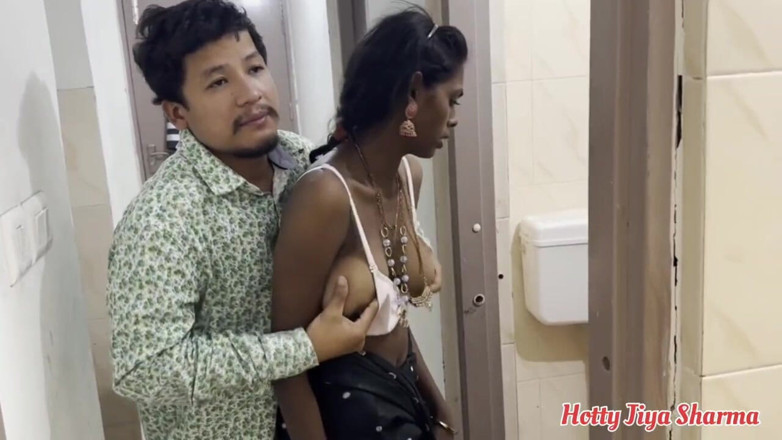 Hotty Jiya Sharmaa: Po sikanie w toalecie Desi krok mama jebanie ciężko przez...