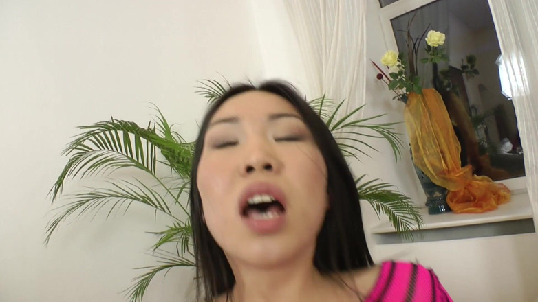 Adult Deluxe: 热辣的亚洲女郎喜欢插菊花