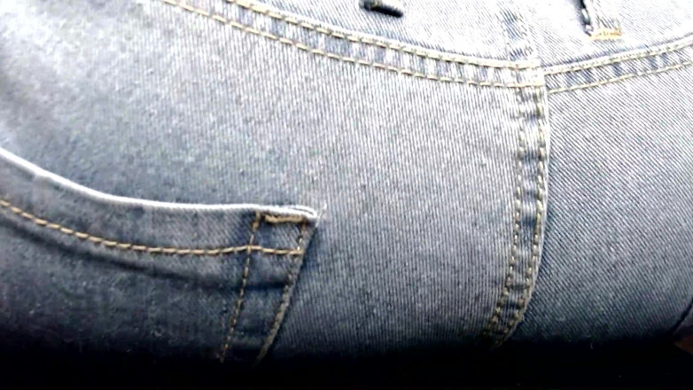 Maeling: Tiny Man Ruined in Jeans Ass-fyxiation with Giant Ass Nieświadoma