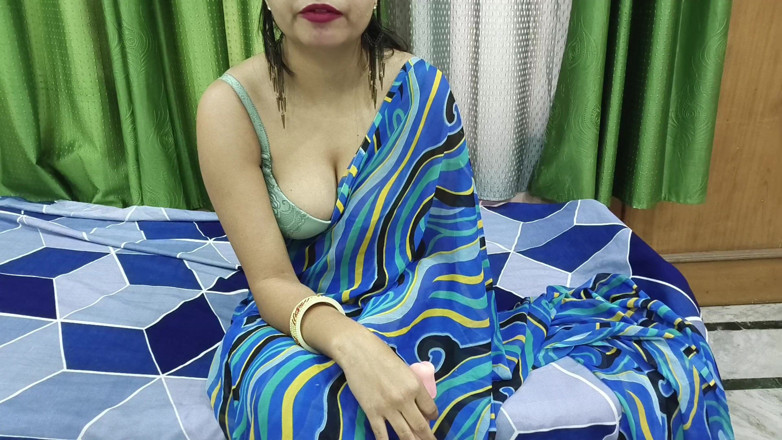 Saarabhabhi6: Une demi-sœur indienne baise son demi-frère et organise un cadeau