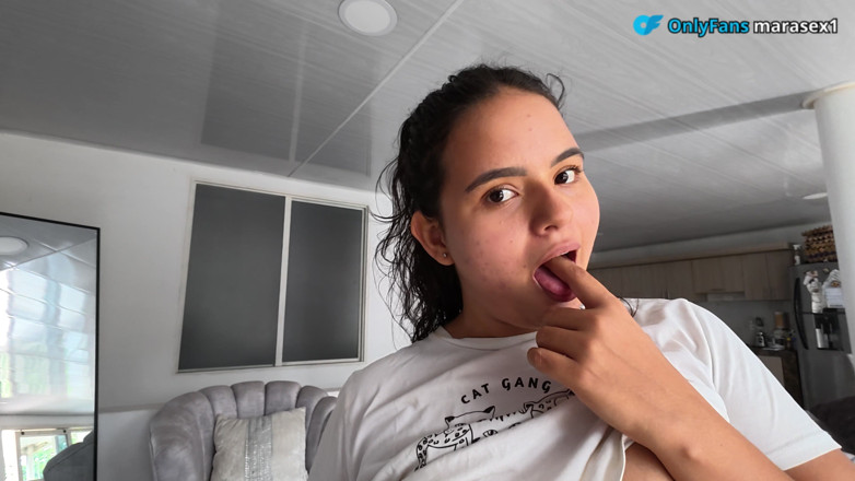 MaRaSexx: Mon colocataire m’enregistre et me baise !