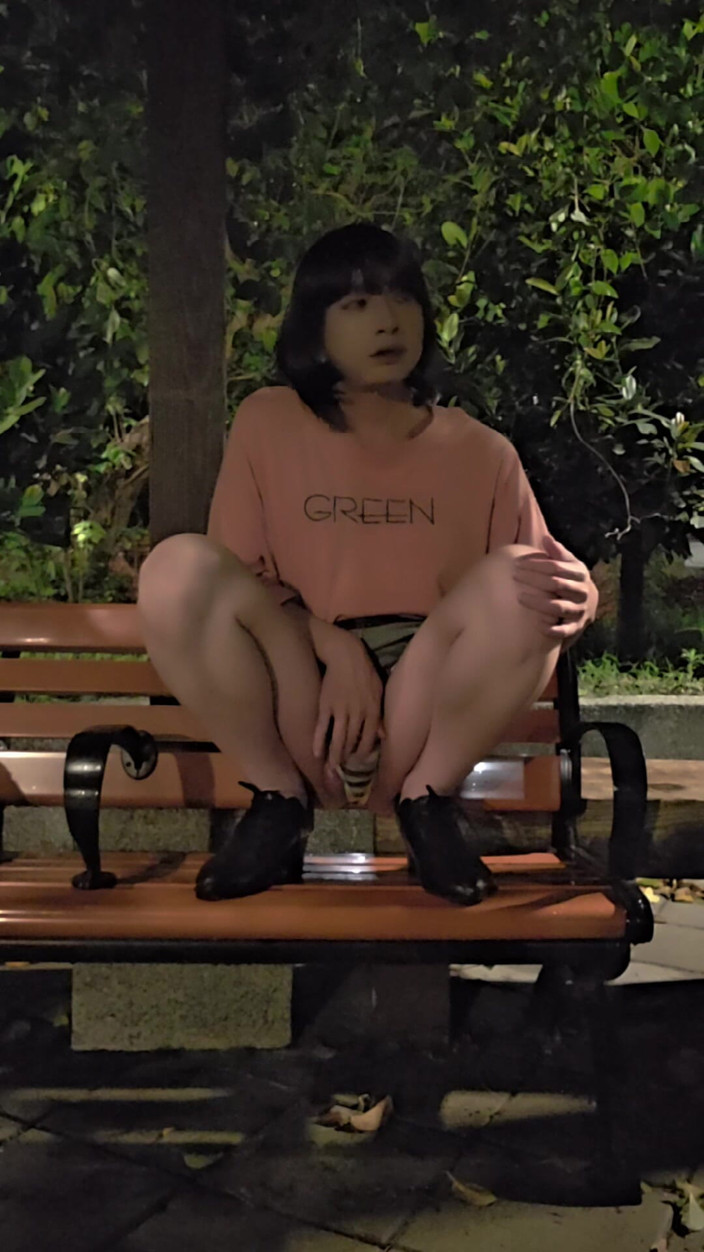 Taiwancdgirl: Gadis pseudo Tingxuan melancap di luar rumah dengan batang kaca...