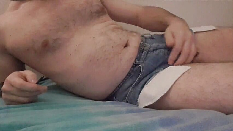 Dee Bon: Cuerpo de padrastro y pantalones cortos sexy