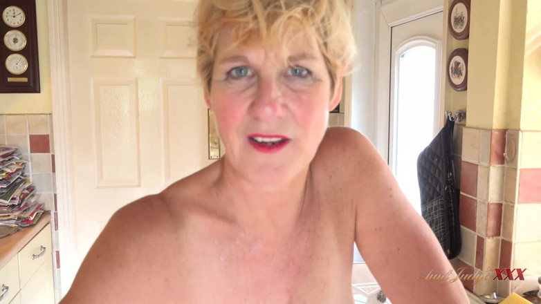 Aunt Judy's XXX: Judysxxx - une femme au foyer mature à forte poitrine vous suce...