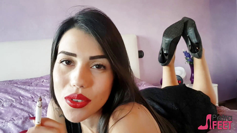 Smokin Fetish: ベッドの上で煙草を吸うペトラ