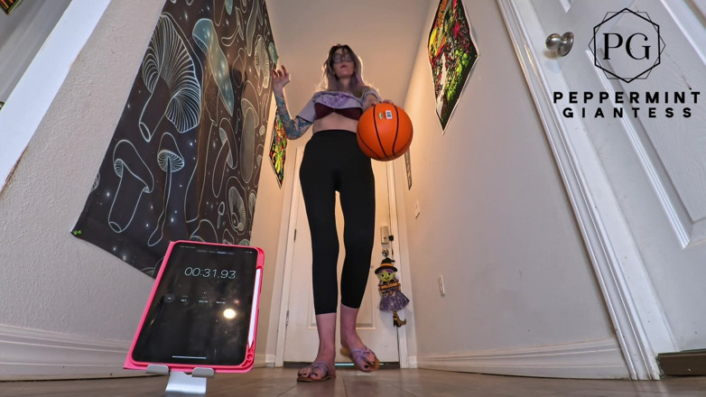 Peppermint Giantess: 6'7 vysoká bohyně jednoruční basketbalová výzva, jak dlouho mohou tyto...
