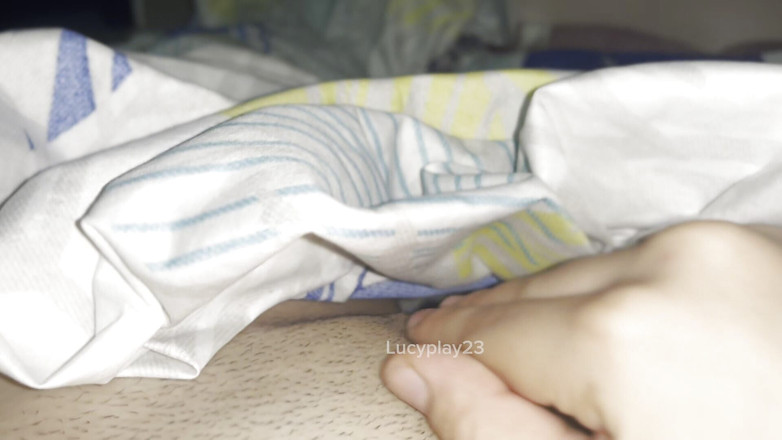 Lucyplay: Masturbuje się na dobrze przed snem