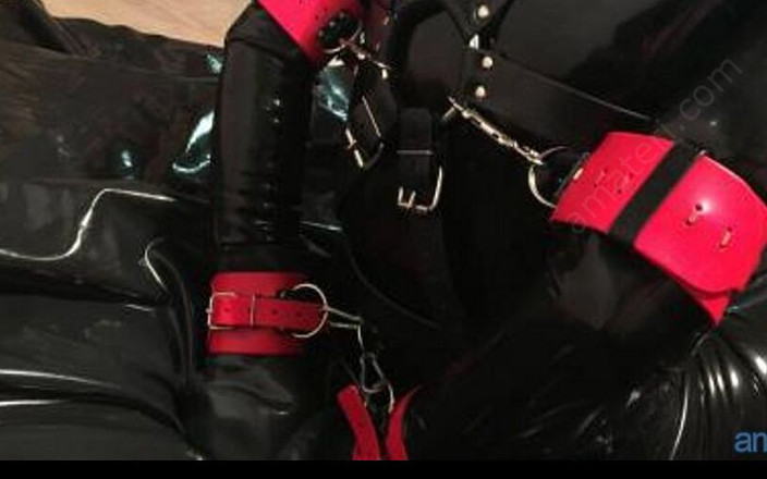 RubberFetishchem89: Gay en pantalones masturbándose