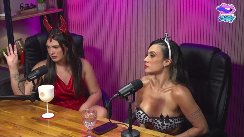 California TV: Brunetă sexy tatuată latino se și se masturbează