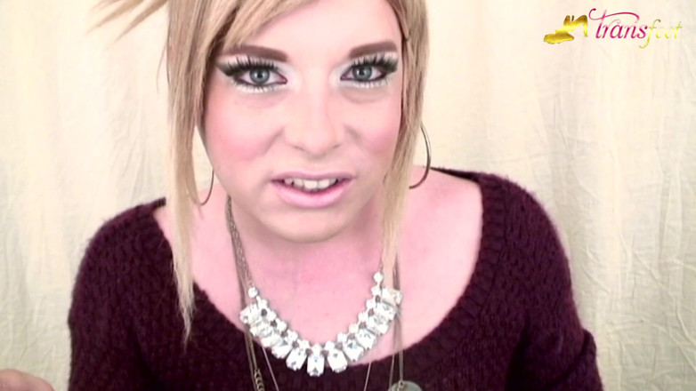 Trans and Cross-Dressers Feet: La trans bionda Mallory e le sue belle unghie rosa