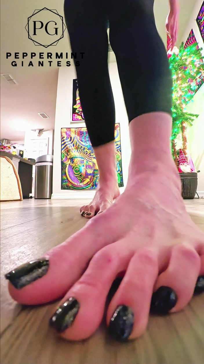 Peppermint Giantess: 67 jättestor storlek 16 barfota stomp förstörelse i slow motion