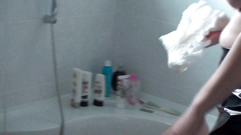 Femdom Austria: Pissar och dricker det efter