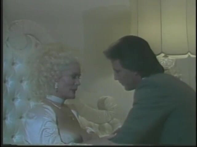 Old Good Porn: Reife blonde schätzchen lutscht schwanz und reitet es mit ihrer...