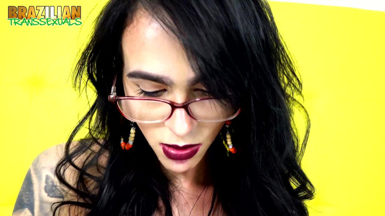 Tgirl 40: TS Alessandra Matarazzo głaszcze swojego dużego kutasa!