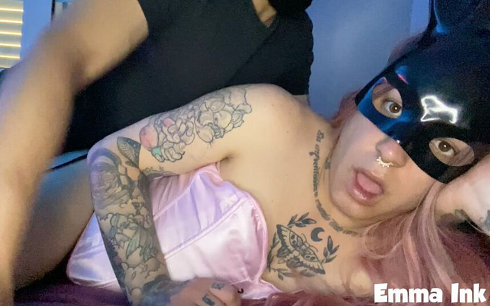 EmmaInkTrans: Dia menumbuk pantat ketat, deepthroat dan creampie