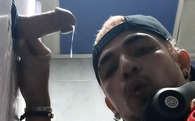 LEO BULGARI - Fucking w Horny curious guys: Alışveriş merkezi banyosunda bir duvar deliğinde büyük bir heteroseksüel yarak...
