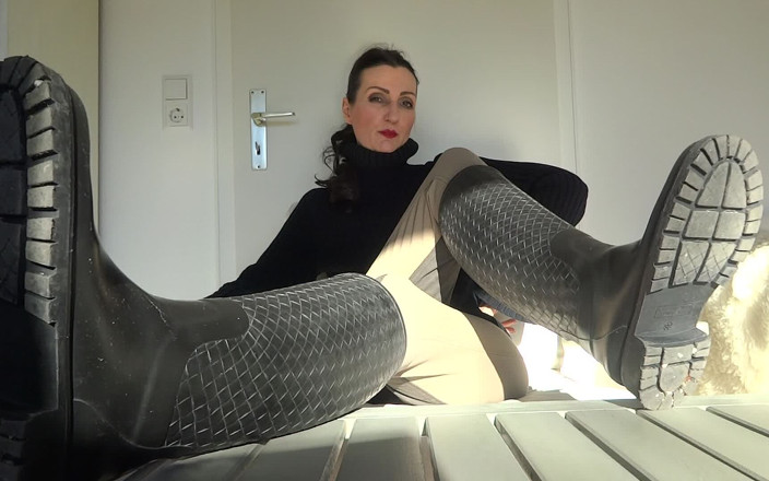 Lady Victoria Valente: 私の白い汗ばんだ靴下の足を嗅いで、あなたのオーガズムを台無しにしてください