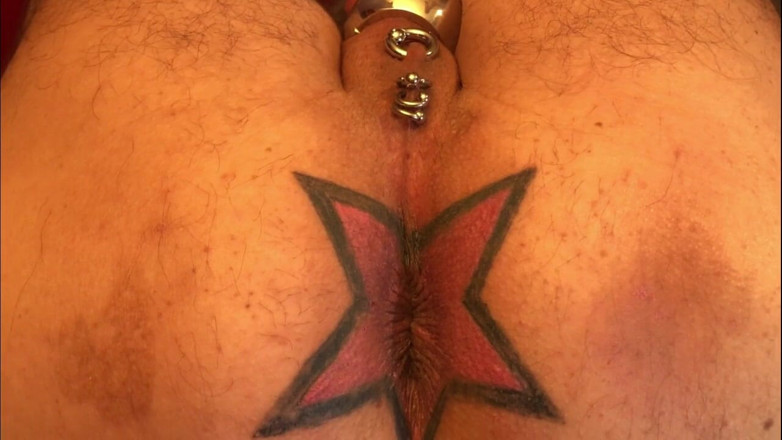 Dominatrix Frida: Tatuaggio anale con stella anale