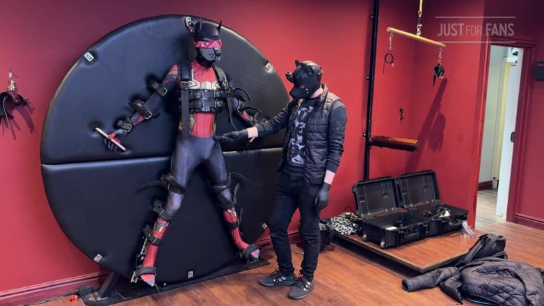 Inmate Cody and SubEdgeX: Un jumelle pup habillée en homme-araignée attaché à la roue de...