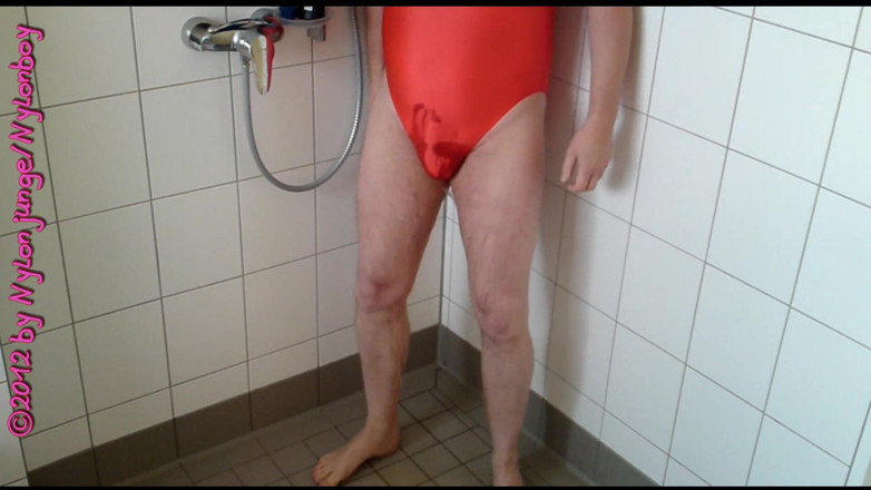 Carmen_Nylonjunge: Kencing pakai baju renang