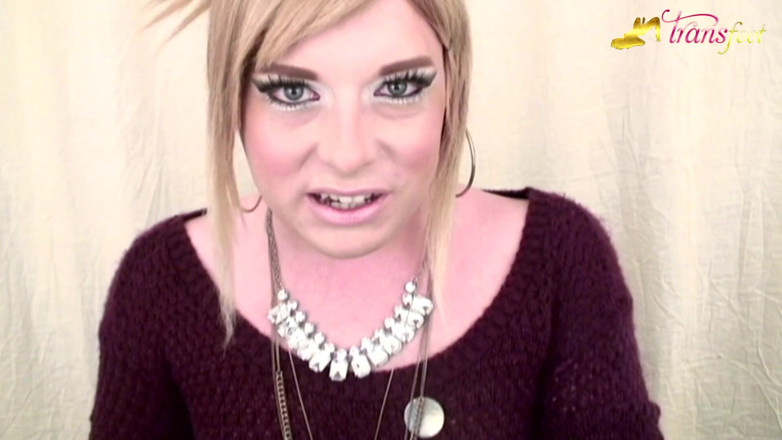 Trans and Cross-Dressers Feet: Sarışın travesti Mallory ve güzel pembe tırnakları