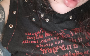 InkedDevilXxx: 朋克青少年+18 妈自然大嘴唇和奶子