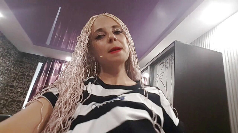 LarisaCum: Kijk naar mijn nieuwe staartjes en mijn sexy rode lippenstift