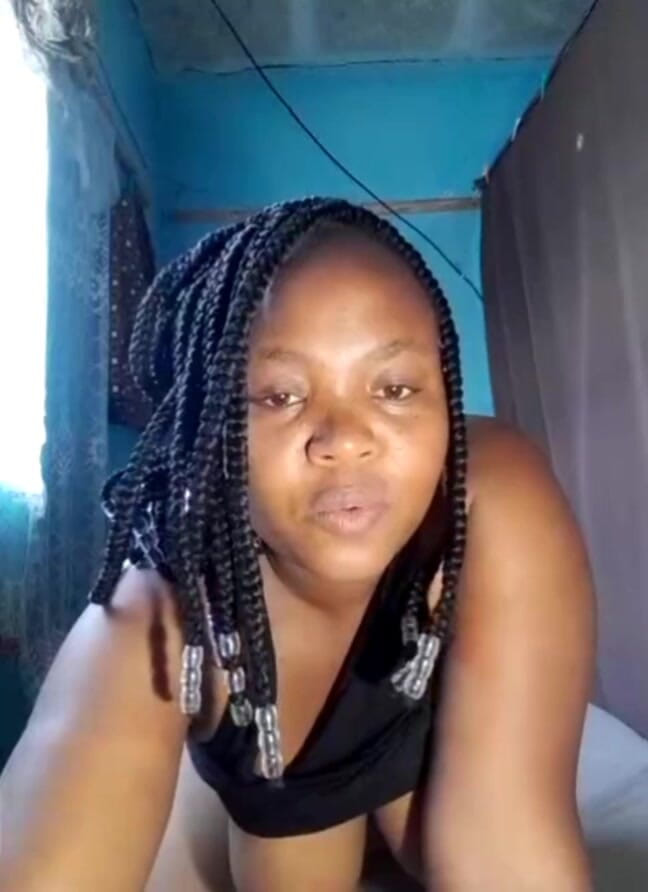 Mahali: J’ai assez de temps pour jouer avec ma chatte noire...