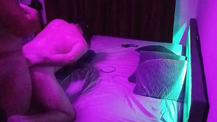 Bisexual love: Pria yang lebih tua ngentot suaminya di depan istrinya