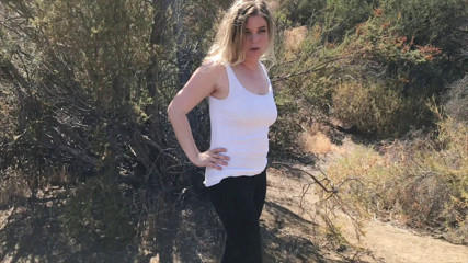 Erin Electra: Une blonde reçoit un creampie par son entraîneur personnel à l'extérieur