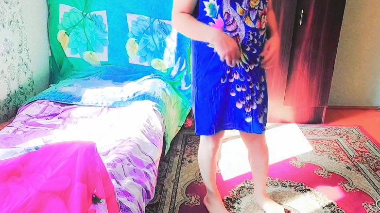 Kitty_Cross: Une travesti coquine danse devant la caméra avec tellement de...