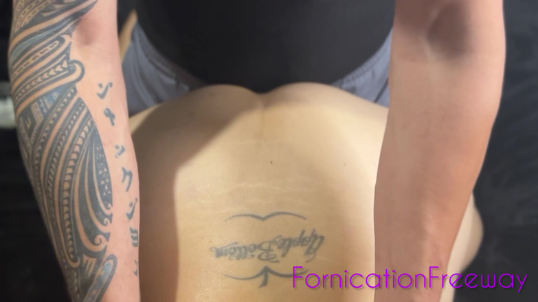 FornicationFreeway: 엉덩이에 기름을 바르고 문지르는 거유 밀프 | 포니케이스프리웨이