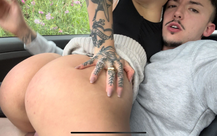 Yeri Blue: Sexo casero en el auto en la carretera