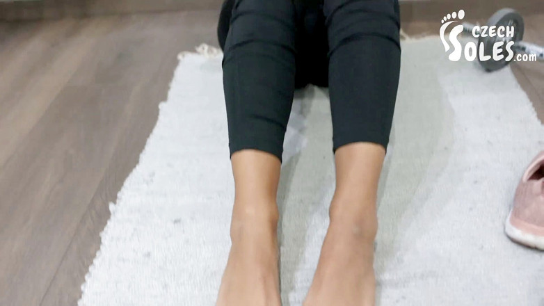 Czech Soles - foot fetish content: Тренировка сильной девушки и ее маленькие сексуальные ступни