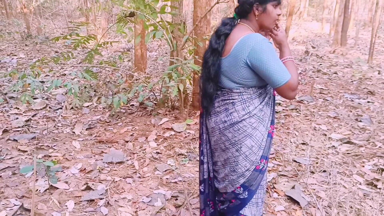 Telugu honey lips: Indian Outdoor Sex. Bhabi desi mengongkek suami di dalam hutan....
