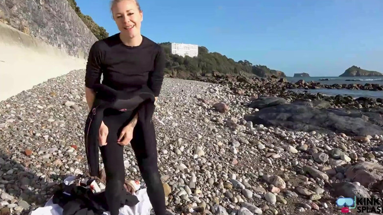 UKCuteGirl Lucy Lauren: Wetsuit-schlampe lustig macht dich dafür, dass du deine eier festfriert...